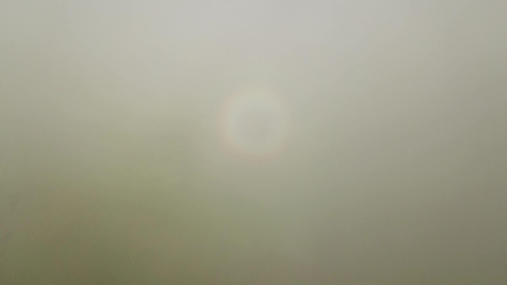 对面白云的太阳方向视频的预览图