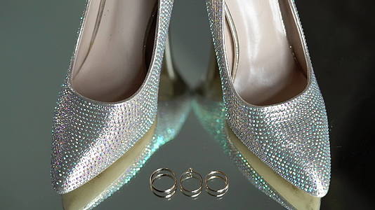 新娘时尚鞋和结婚戒指视频的预览图