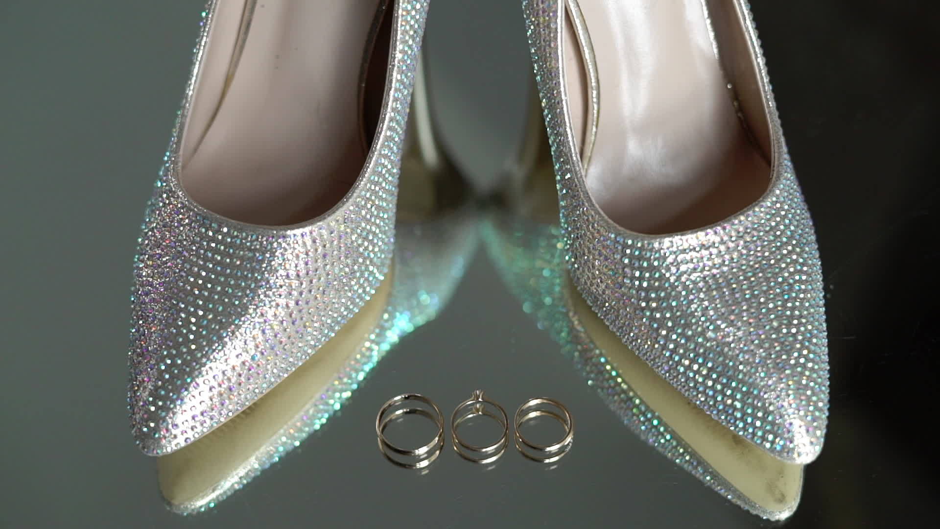 新娘鞋和结婚戒指视频的预览图