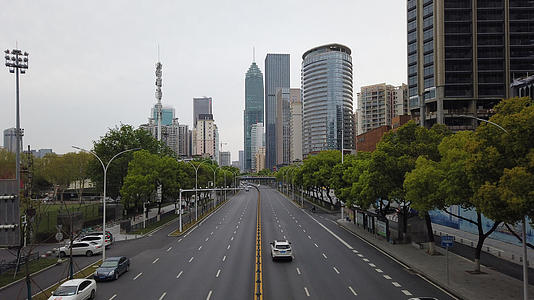 武汉金融街商务区高楼交通道路视频的预览图
