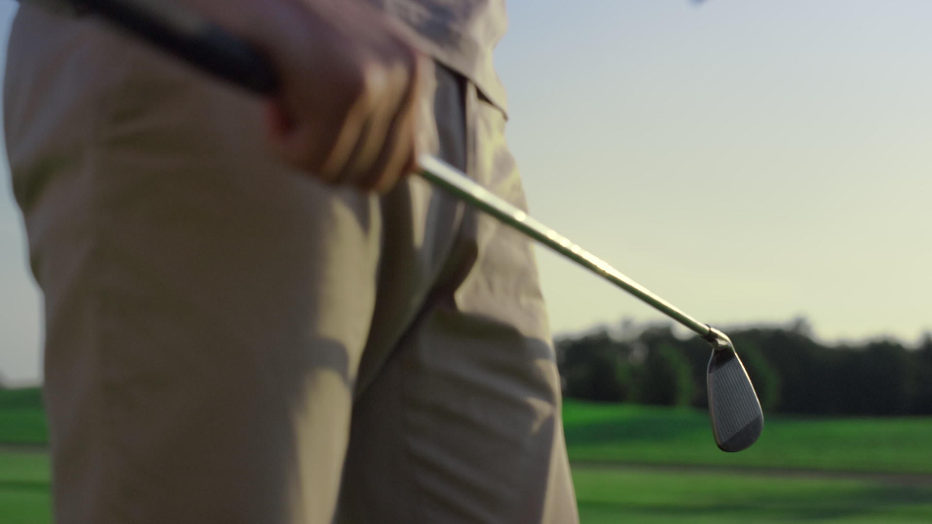 在日落场上高尔夫球员摆动俱乐部推杆视频的预览图