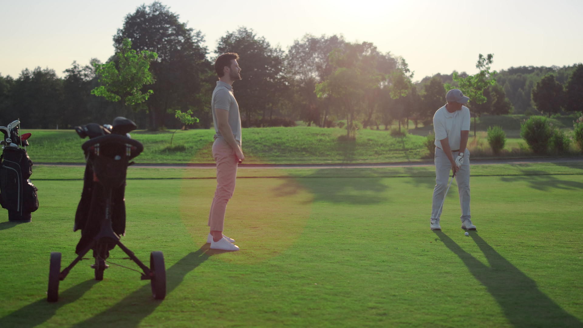高尔夫球队在球场上进行运动视频的预览图