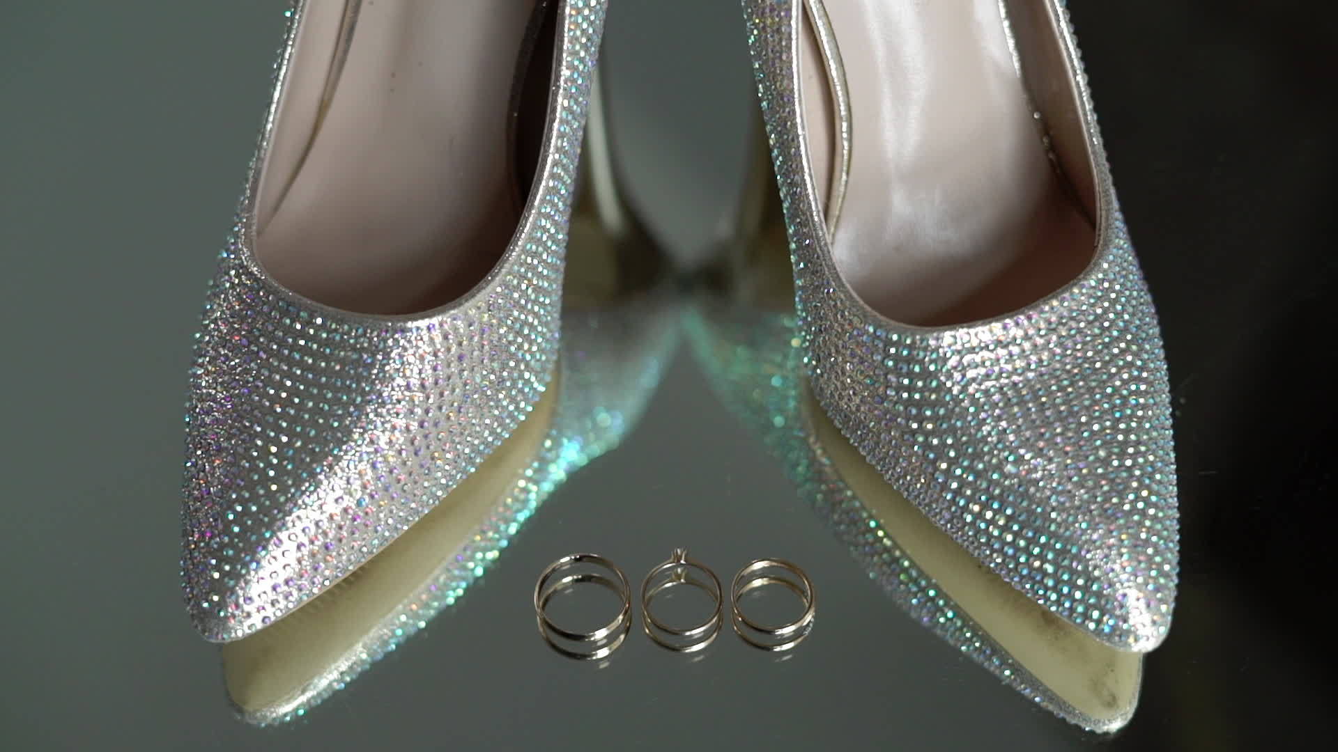 新娘时尚鞋和结婚戒指视频的预览图