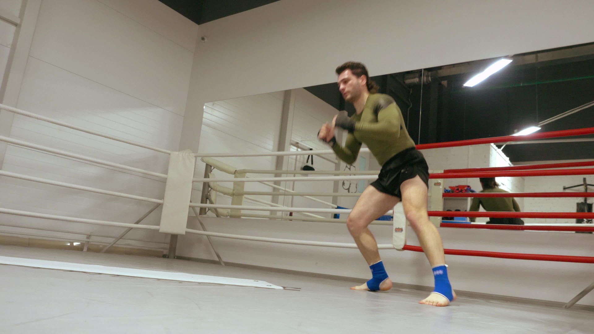 拳击手在拳击俱乐部的拳击台上训练翻筋斗的拳击手视频的预览图