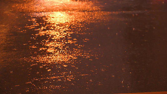 城市夜晚雨天道路街景灯光雨滴地面反光4k素材视频的预览图