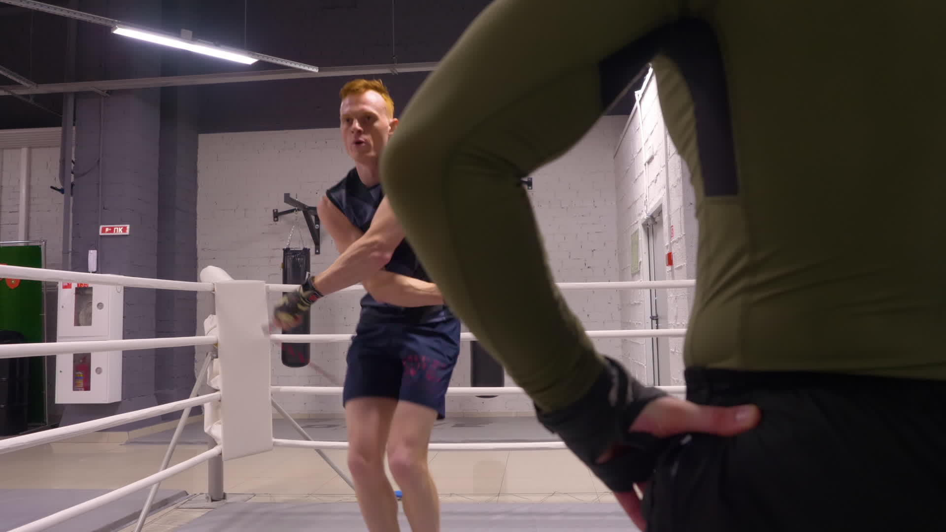 拳击手跳过跳绳和私人教练一起训练视频的预览图