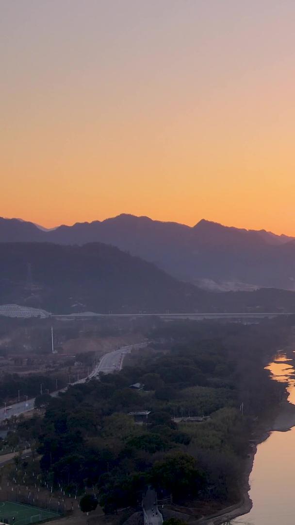 日落延时的浙江天台山日落航拍视频的预览图