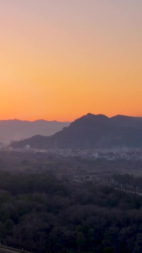 日落延时的浙江天台山日落航拍视频的预览图