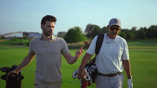 英俊的高尔夫球手谈论运动爱好视频的预览图