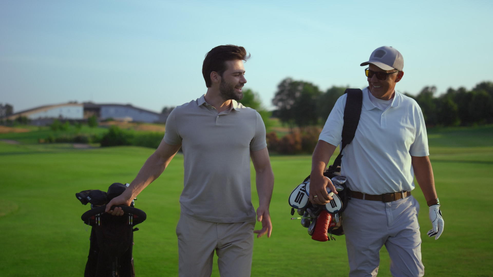 在球场上成功的高尔夫球手微笑着讨论高尔夫视频的预览图