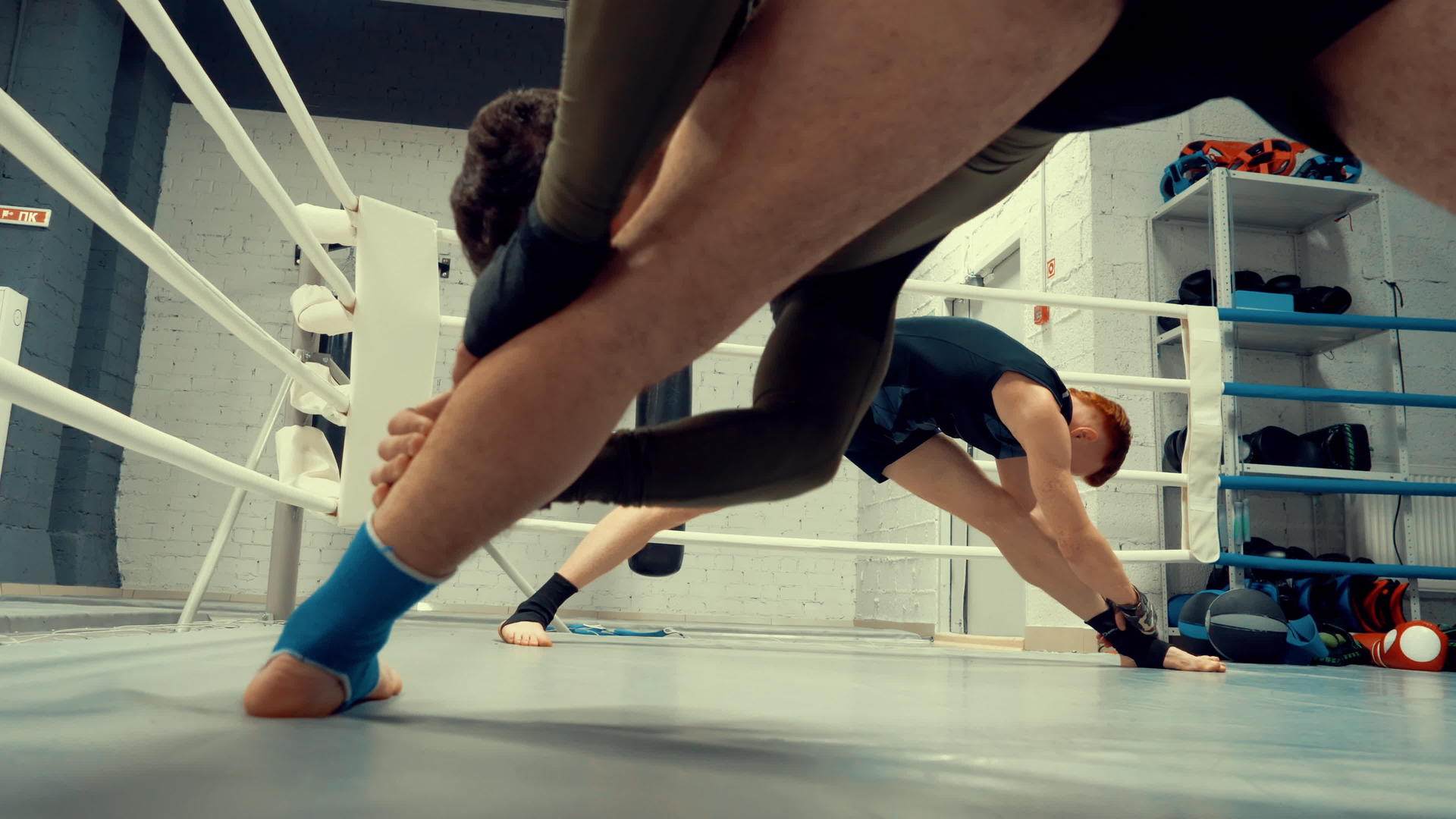 拳击俱乐部拳击训练前拳击手伸展双腿视频的预览图