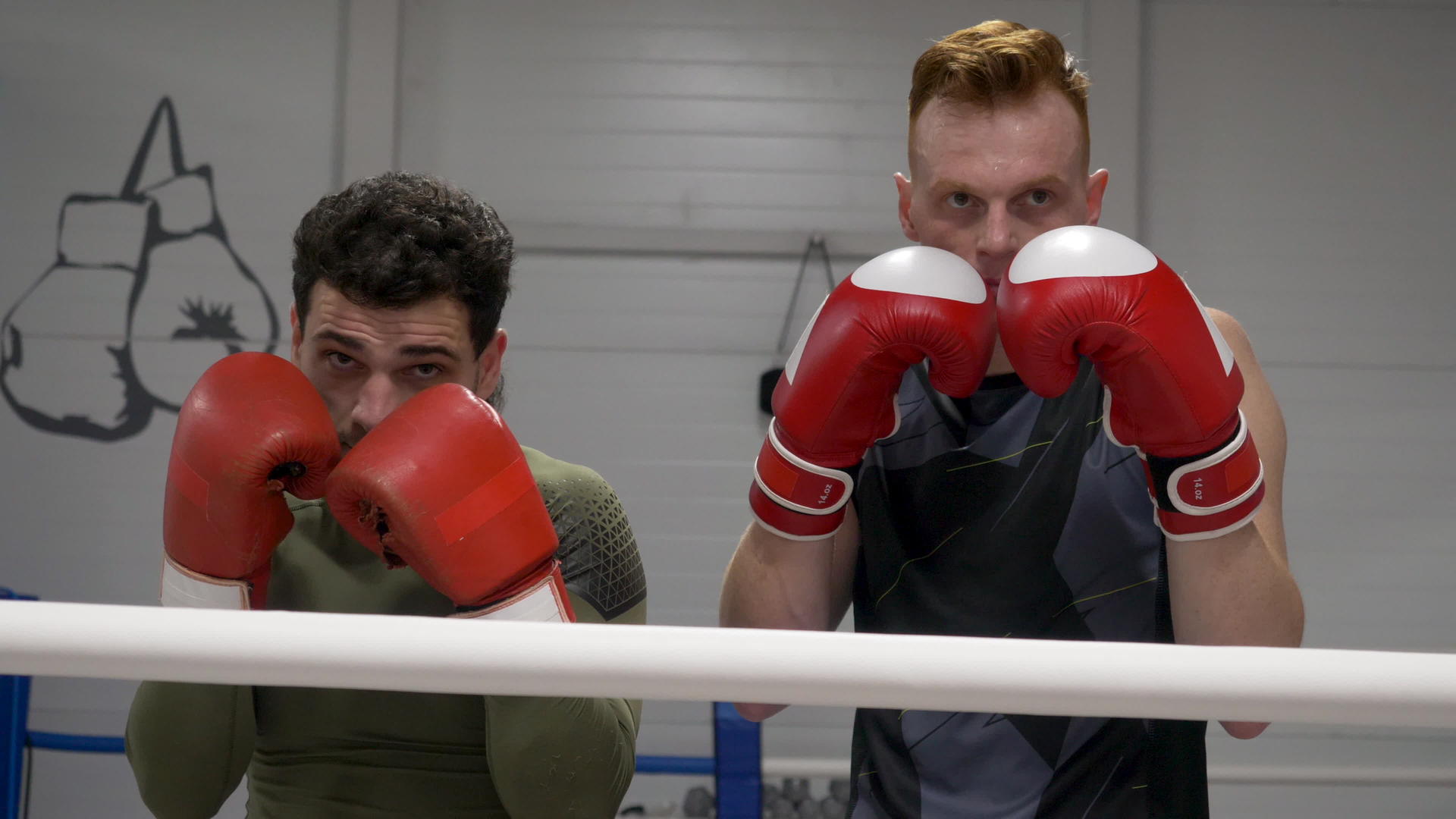 两名士兵在拳击俱乐部的戒指上放在红色拳击手的戒指上视频的预览图