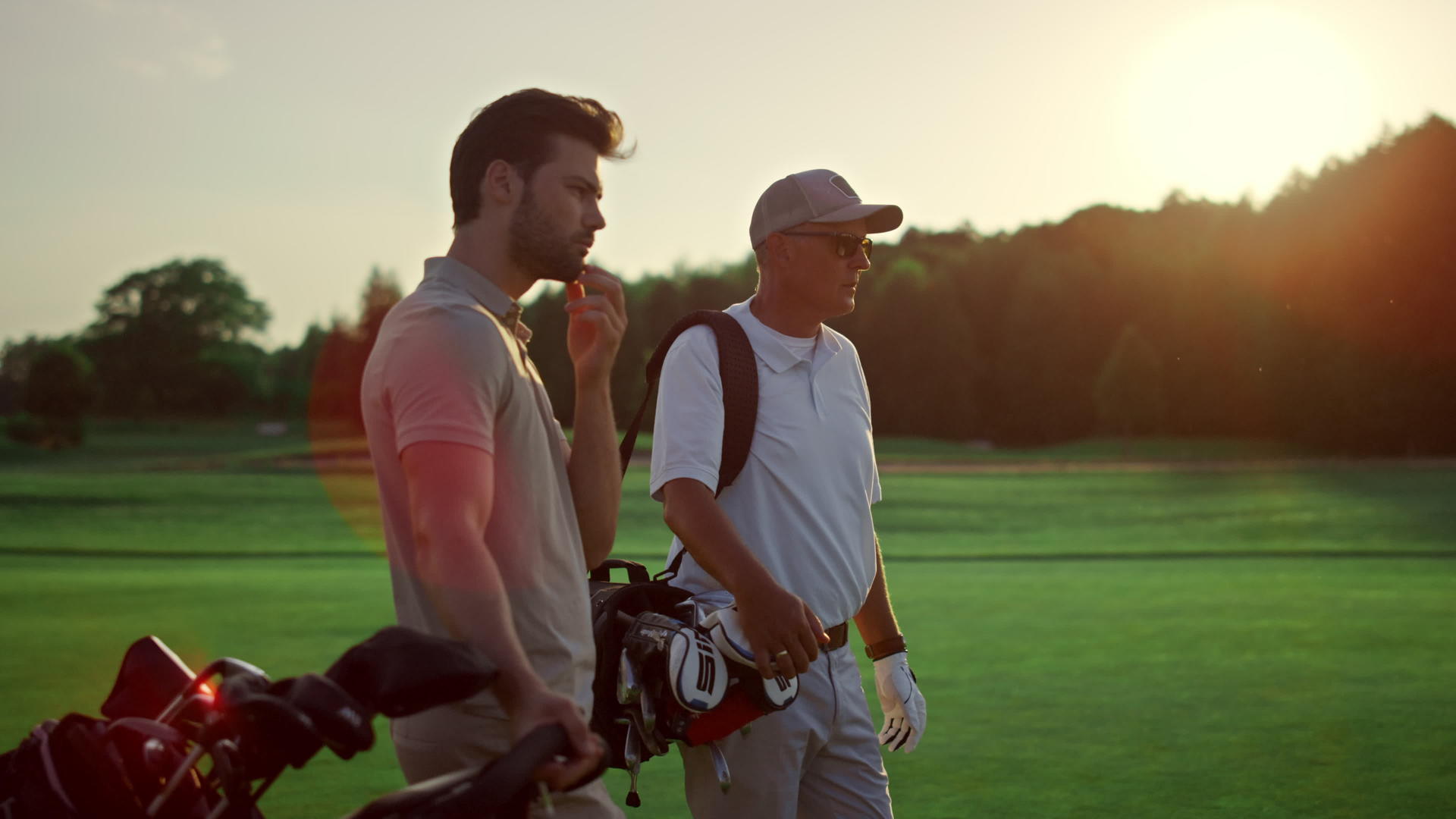 富人在日落夏季球场打高尔夫球场视频的预览图