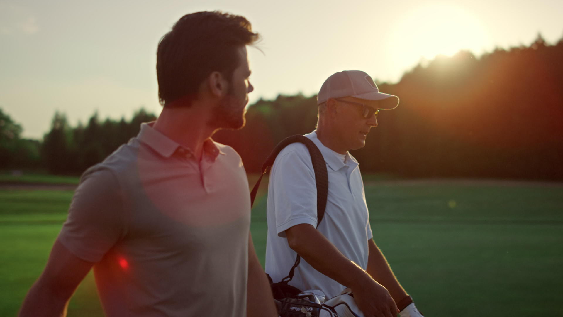 高尔夫球手在夏天的田野里看日落视频的预览图