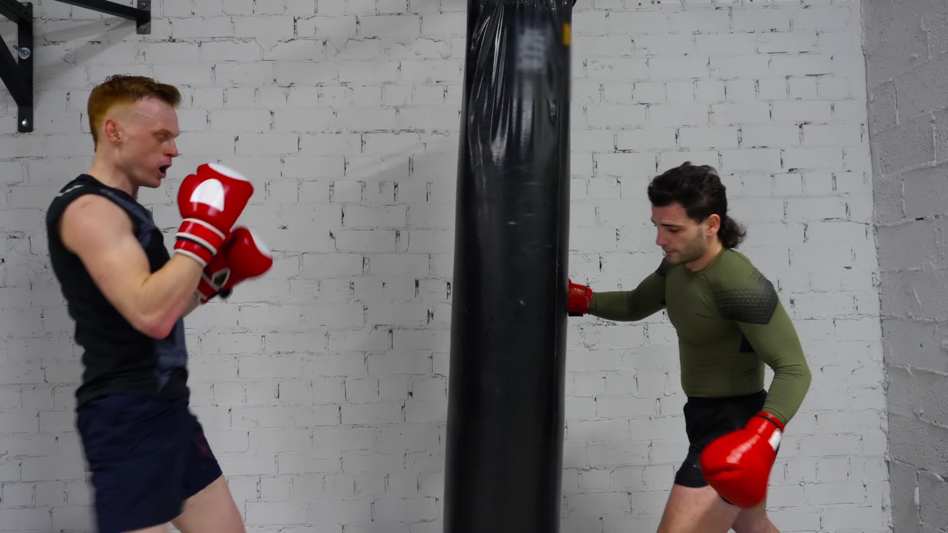 拳击手套的战斗机男子在个人训练中打击战斗袋健身视频的预览图