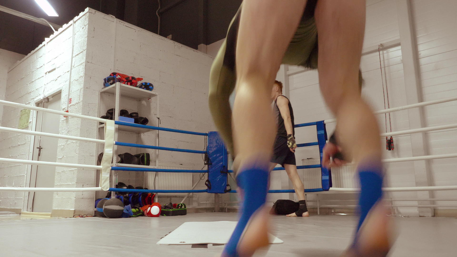 在拳击俱乐部做杂技手推轮的运动员摔倒回圈边视频的预览图