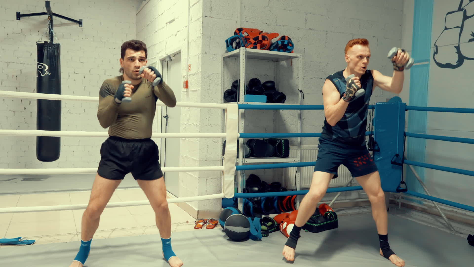 拳击场旁边的两架战斗机搏击俱乐部接受了密集训练视频的预览图