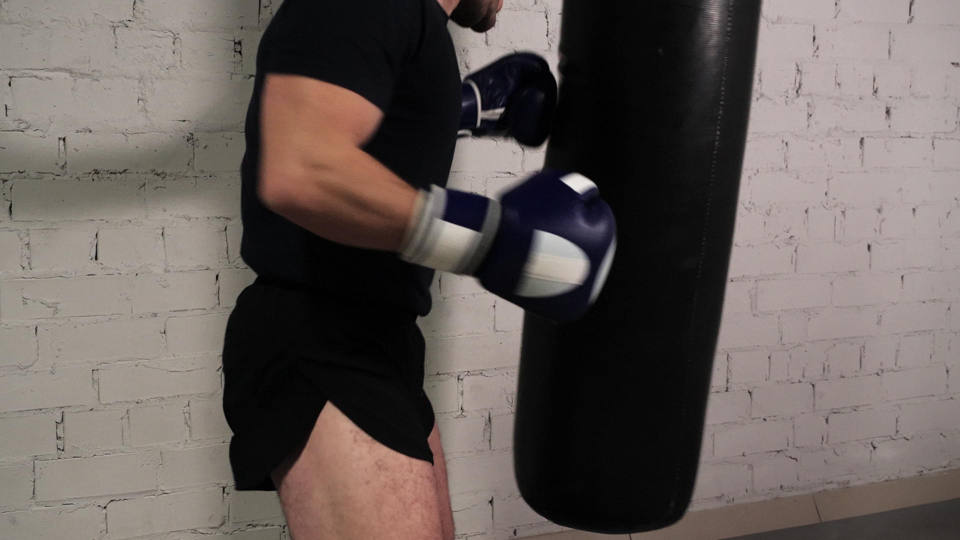 战斗机穿着黑色衣服在拳击俱乐部训练他们的腿视频的预览图