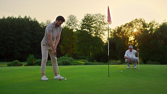 体育男子在球场上打高尔夫球视频的预览图