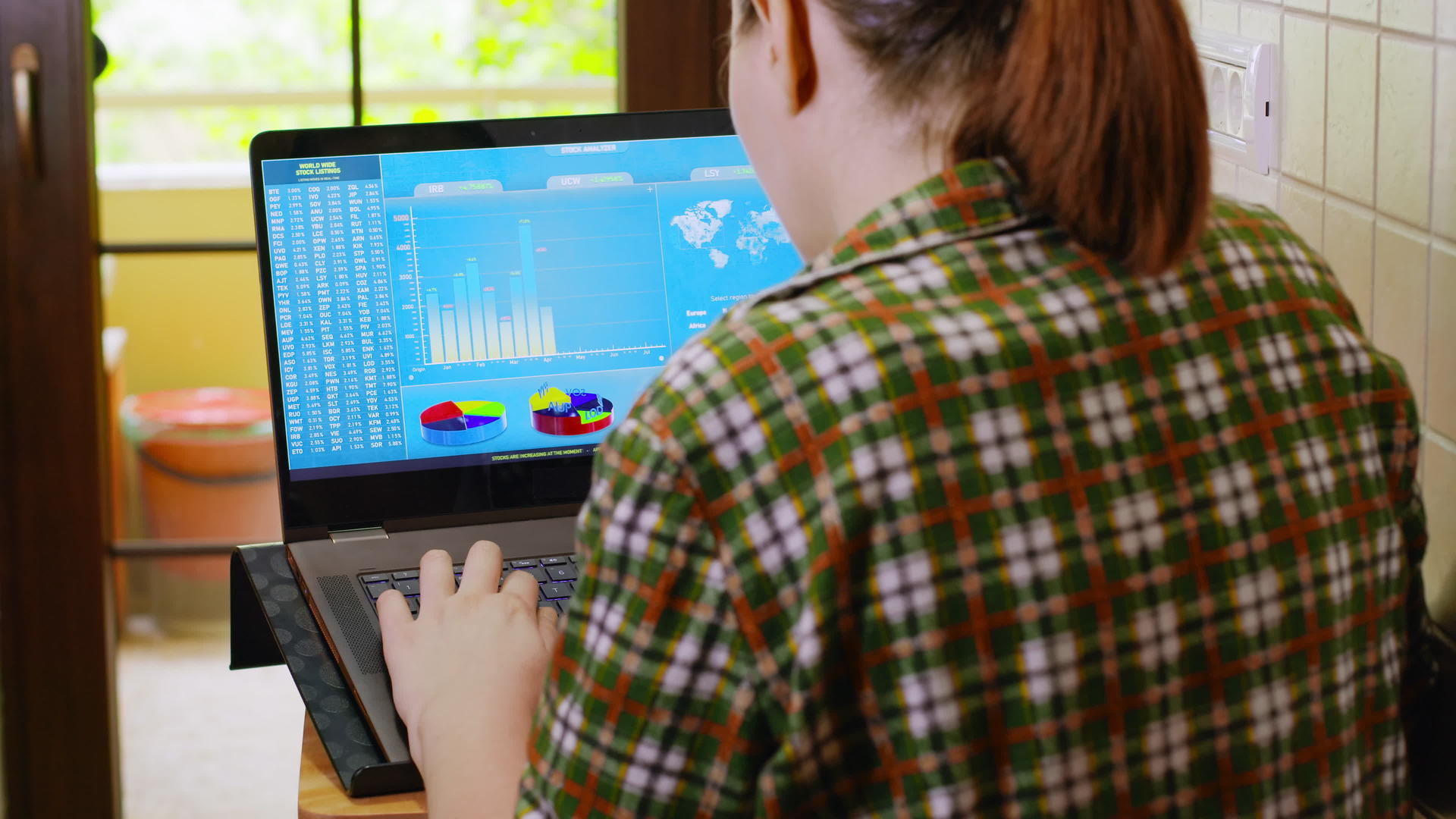 在科罗纳检疫期间商业女性在家使用笔记本电脑工作视频的预览图