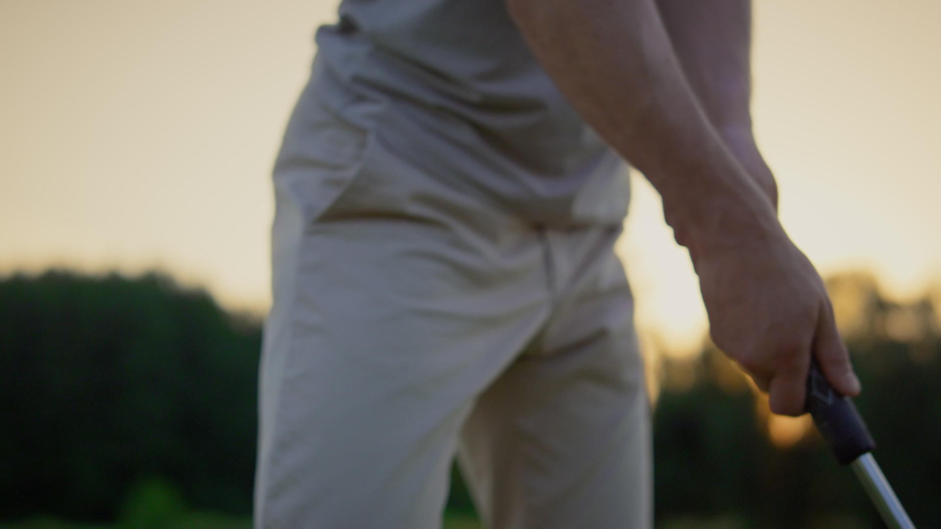 在日落高尔夫球场上高尔夫球员挥舞着俱乐部的推杆视频的预览图