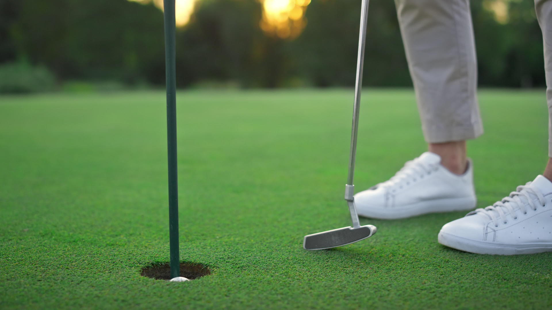 高尔夫球手的腿在高尔夫球洞里放松视频的预览图