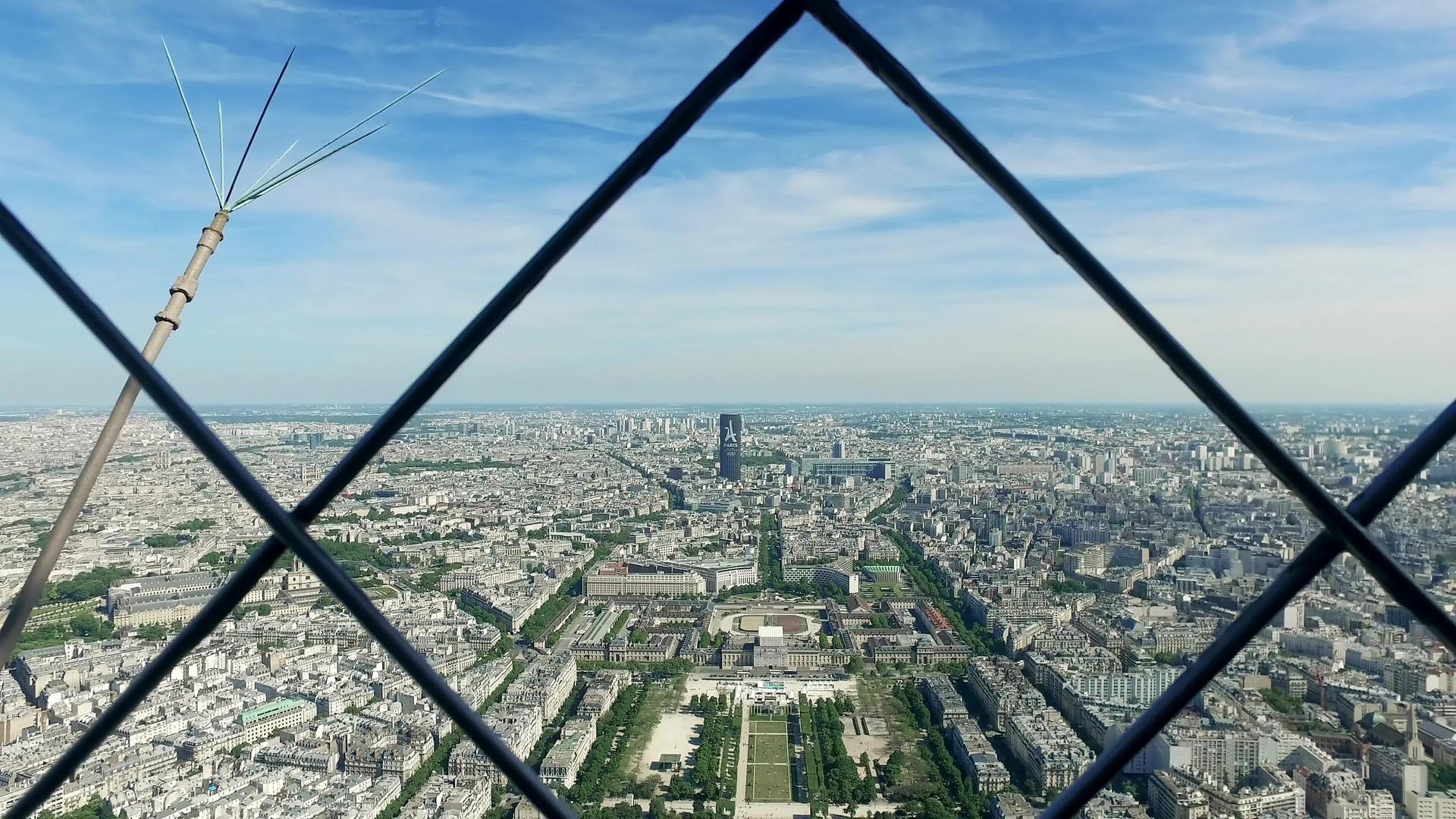 从埃菲尔铁塔塔顶部露台上巴黎城市景观的电影景观视频的预览图