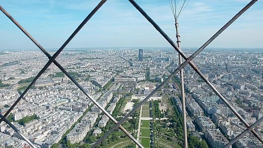 从埃菲尔铁塔塔顶部露台上巴黎城市景观的电影景观视频的预览图