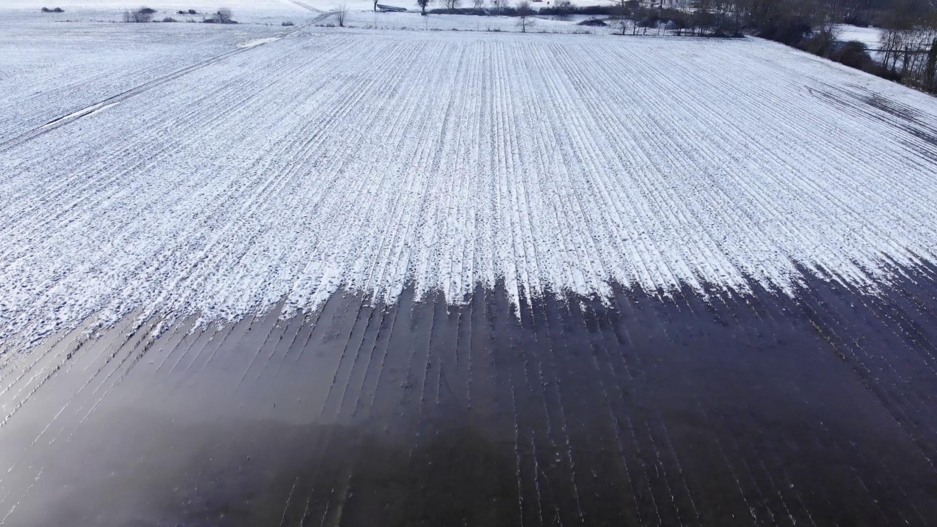 美丽的法国雪下田野鸟瞰美丽的冬天视频的预览图