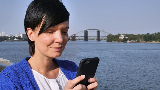 临时女孩在河岸上发了短信视频的预览图