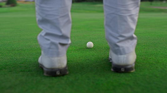 高尔夫球手站在草地上的球道上视频的预览图