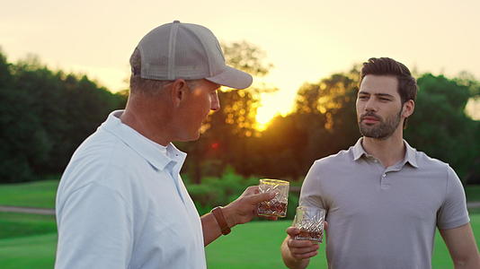 两名高尔夫球手在果岭边聊天视频的预览图