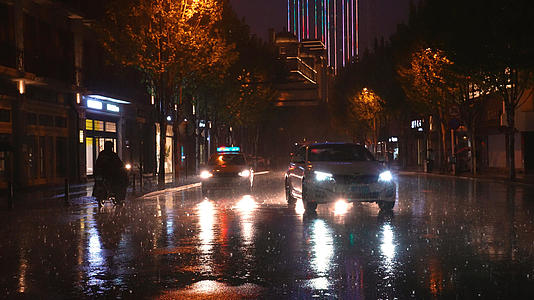 城市下雨夜晚道路交通汽车灯光街景4k素材视频的预览图