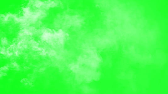 在绿色屏幕的背景上飞过云层视频的预览图