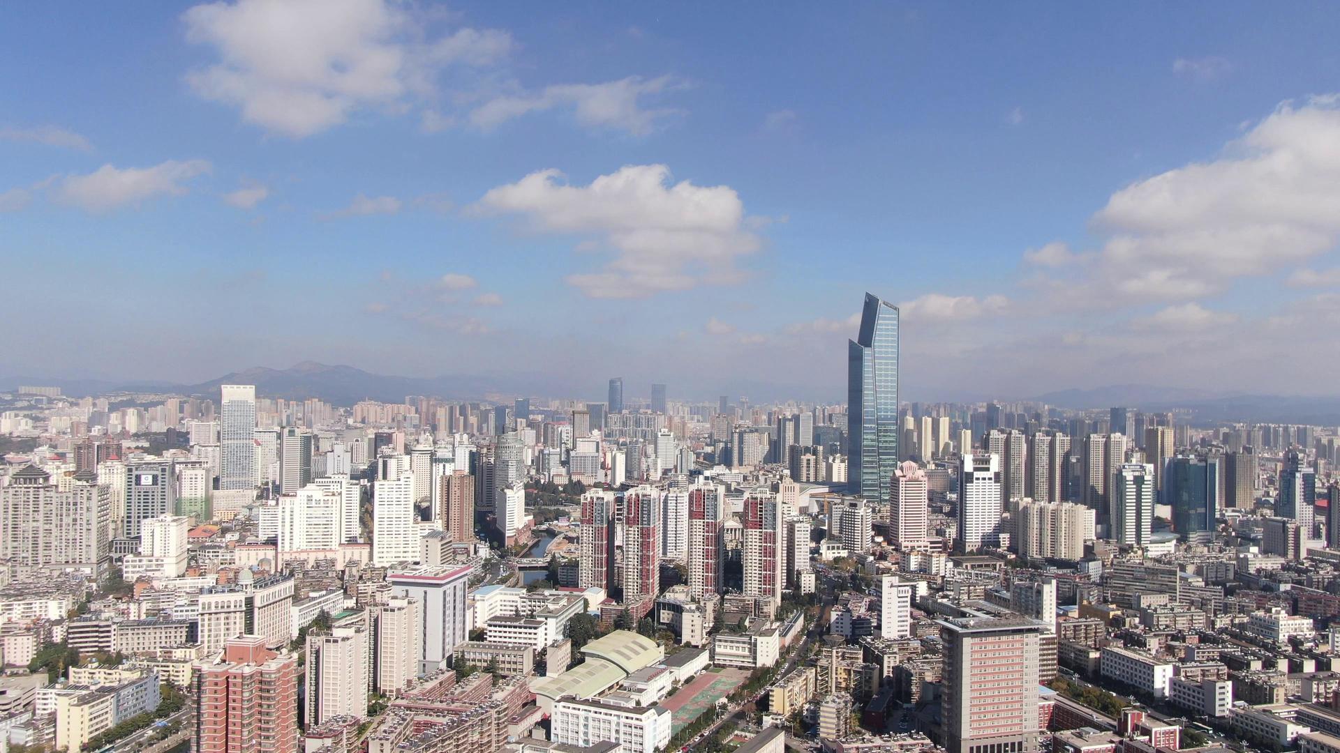 4K航拍城市天际线蓝天白云视频的预览图