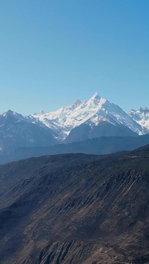 云南著名旅游景点梅里雪山峰全景航拍视频视频的预览图