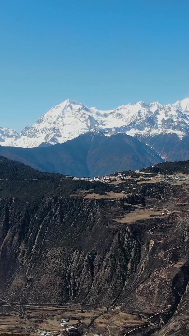 云南著名旅游景点梅里雪山峰全景航拍视频视频的预览图