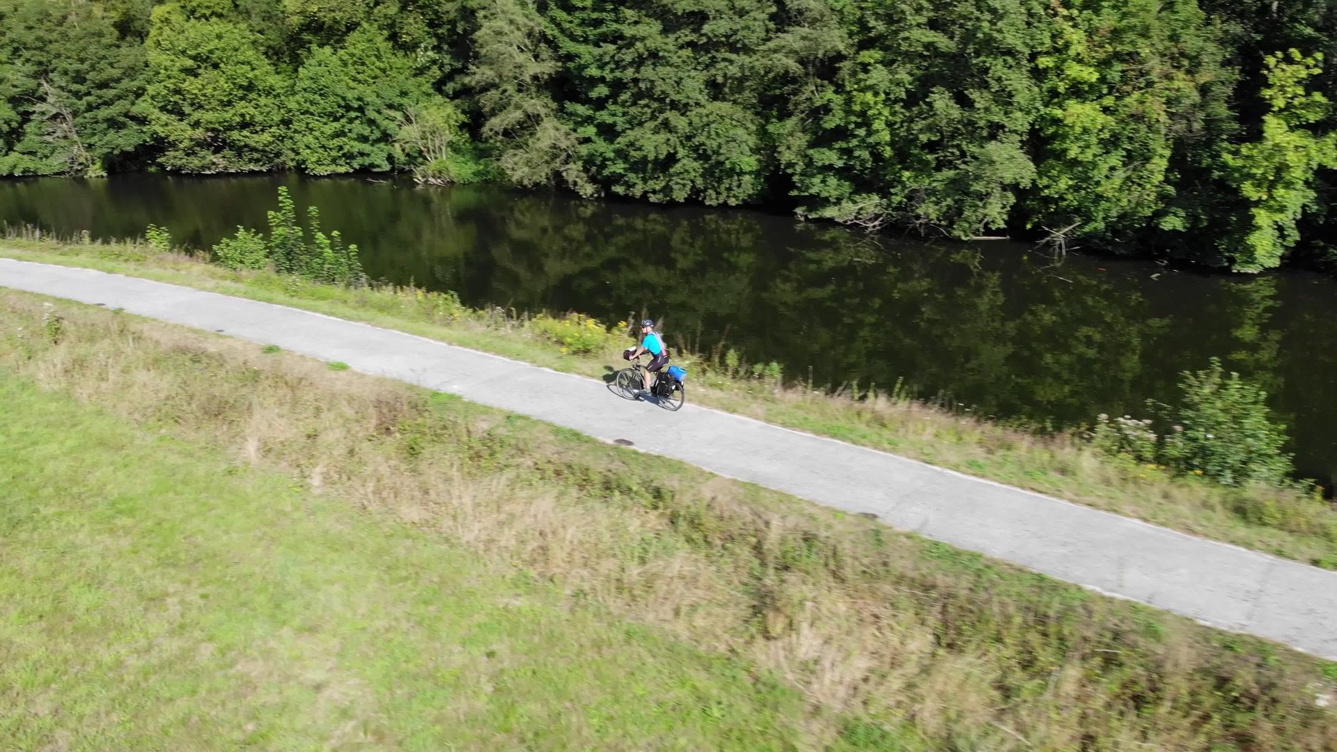 男人骑自行车视频的预览图