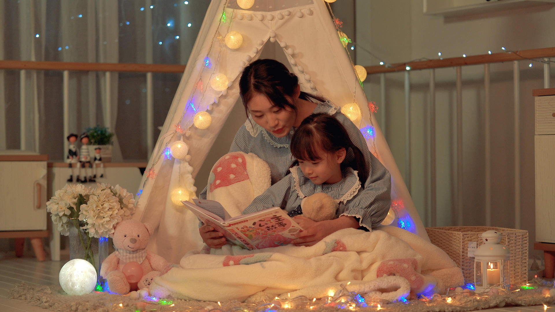 小女孩靠在妈妈怀里听睡前故事视频的预览图