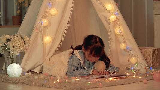 可爱的小女孩独自看故事书视频的预览图