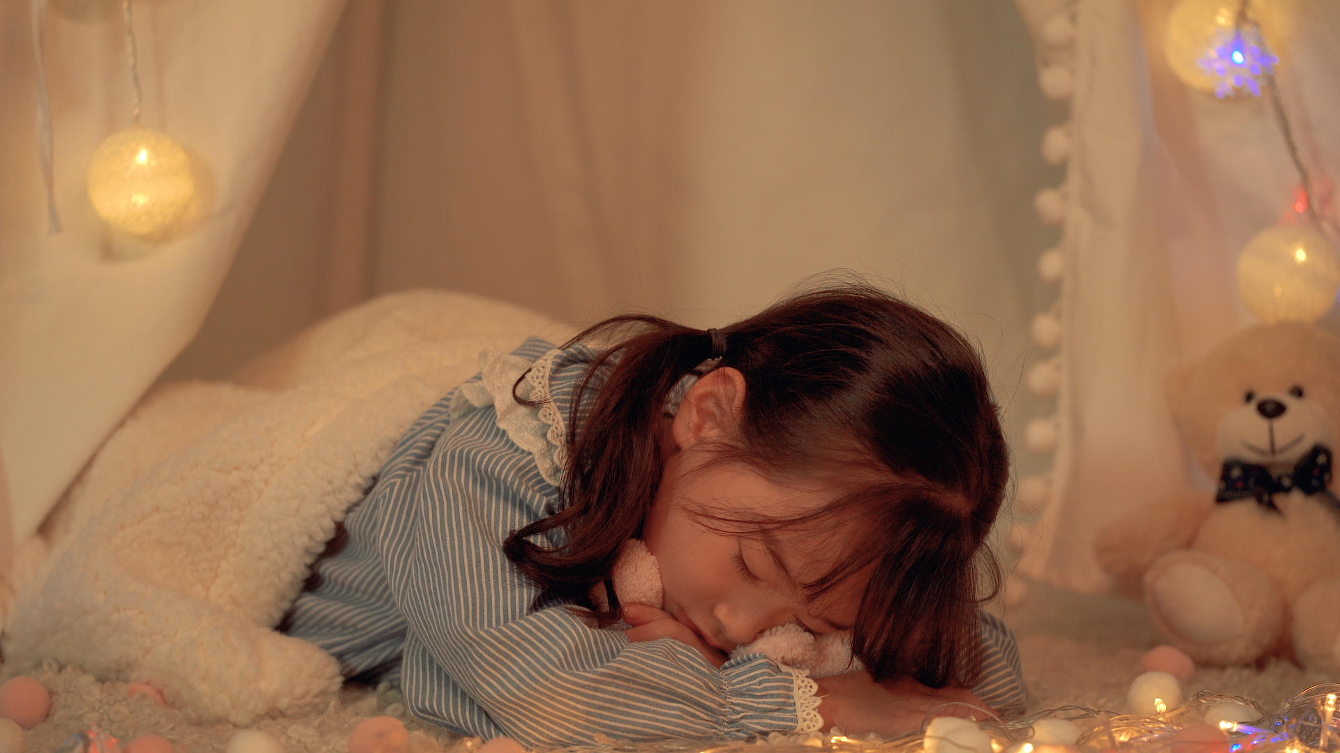 睡着的可爱小女孩视频的预览图