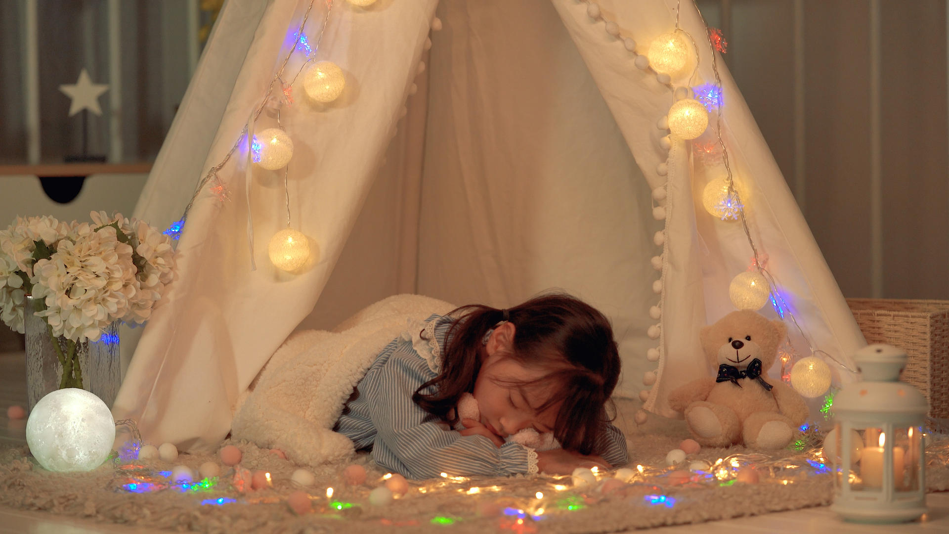 小帐篷里睡着的小女孩视频的预览图