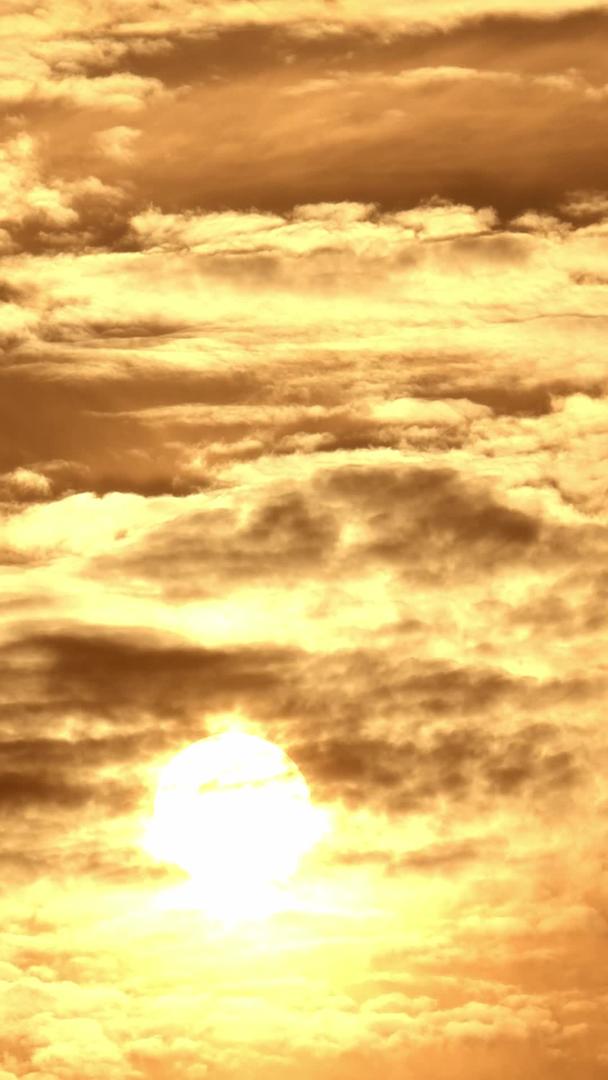 早晨太阳从云层升起视频的预览图