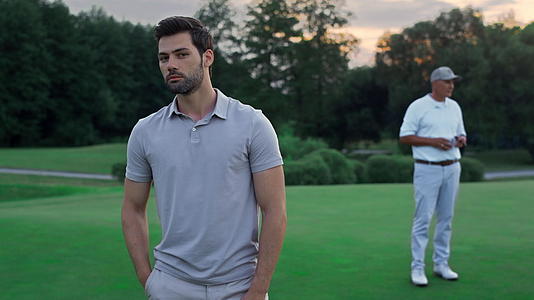 自信的人站在高尔夫球场外面视频的预览图