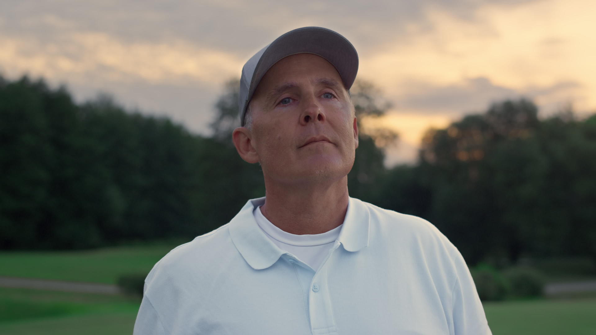 高级高尔夫球手在夕阳下休息视频的预览图