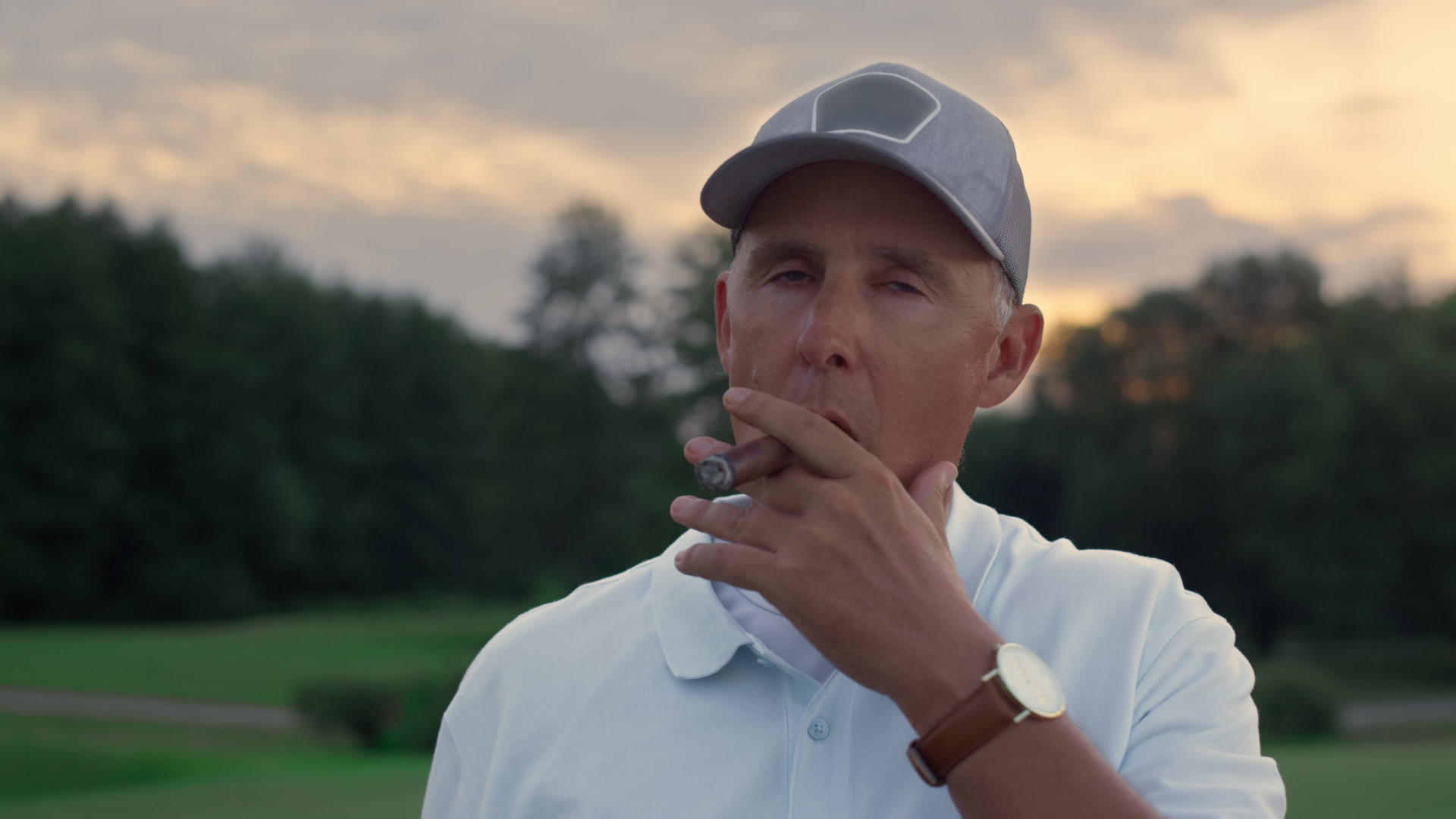 高级吸烟雪茄在高尔夫球场上放松视频的预览图