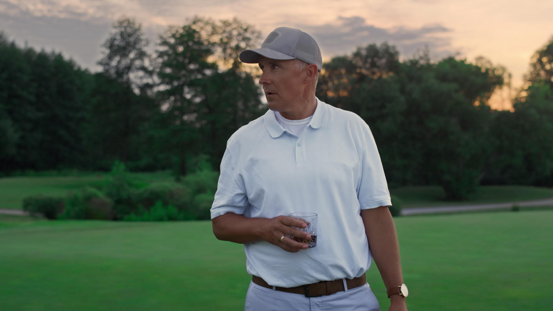 在高尔夫球场上养老金领取者享有丰富的生活方式视频的预览图