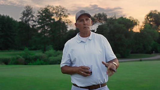 富有的高尔夫球手可以轻松地站在球场上视频的预览图