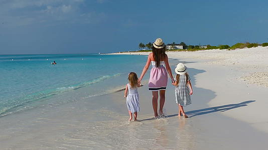 幸福和美丽的家庭在热带沙滩度假视频的预览图