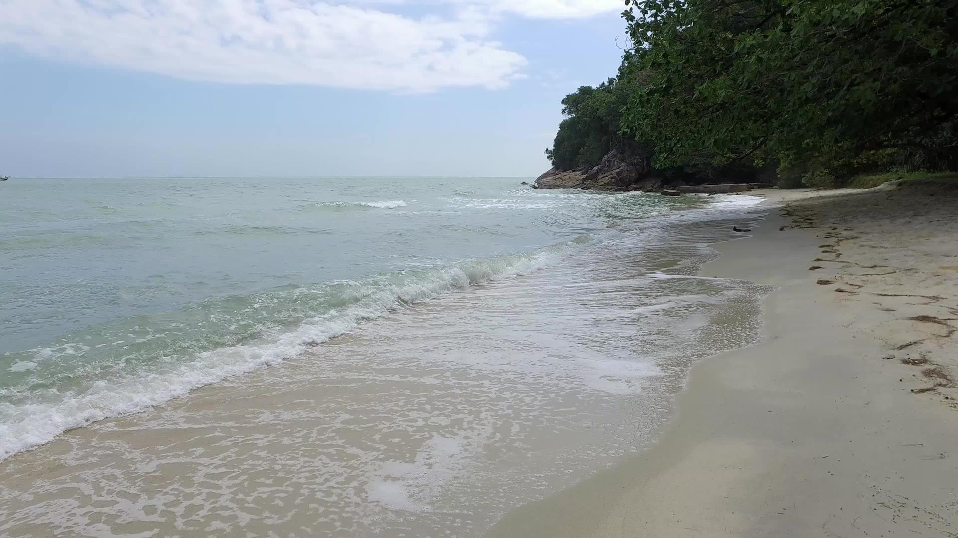 海滩被海浪击中视频的预览图